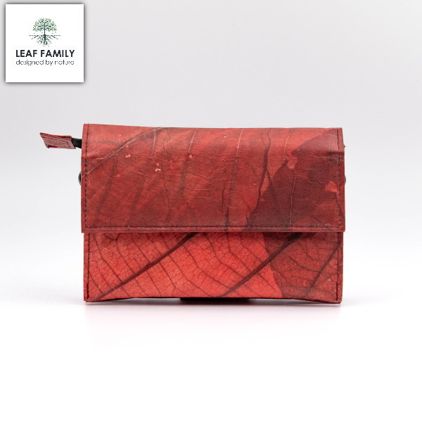 Vegane und nachhaltige Clutch mit gradliniger Lasche aus Teakblättern