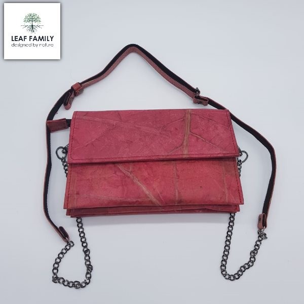 Vegane und nachhaltige Clutch mit gradliniger Lasche aus Teakblättern