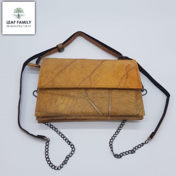 Vegane und nachhaltige Clutch mit gradliniger Lasche aus Teakblättern