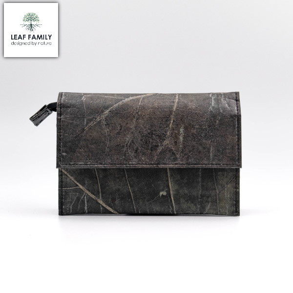 Vegane und nachhaltige Clutch mit gradliniger Lasche aus Teakblättern