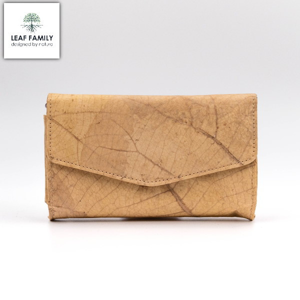 Vegane und nachhaltige Clutch mit spitz zulaufender Lasche aus Teakblättern