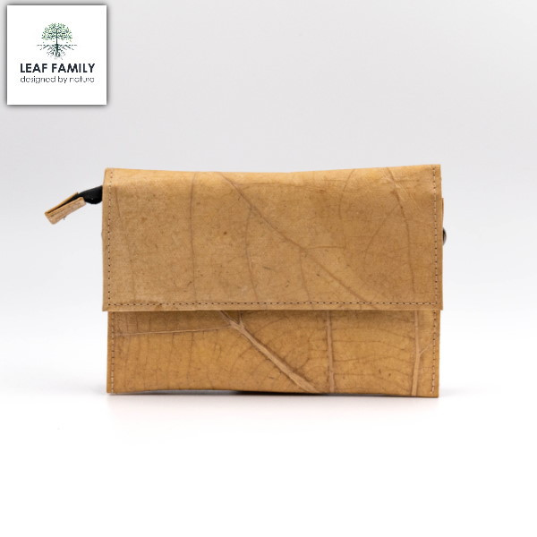 Vegane und nachhaltige Clutch mit gradliniger Lasche aus Teakblättern