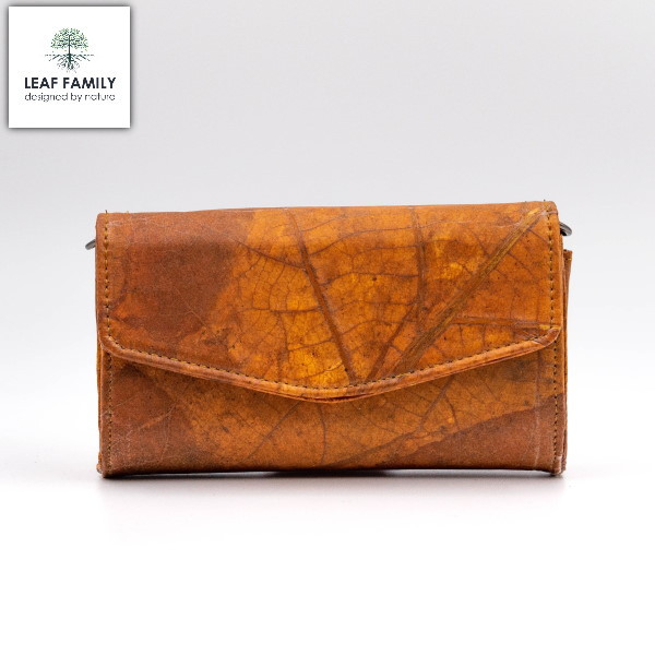 Vegane und nachhaltige Clutch mit spitz zulaufender Lasche aus Teakblättern
