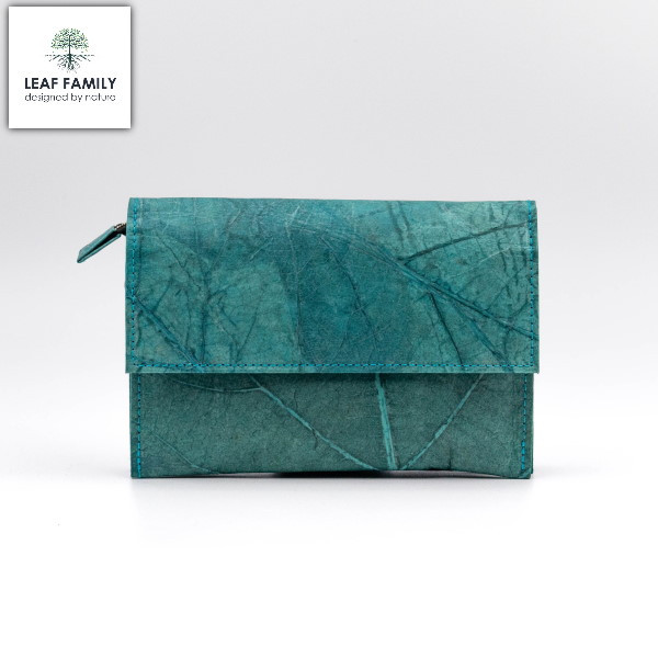 Vegane und nachhaltige Clutch mit gradliniger Lasche aus Teakblättern