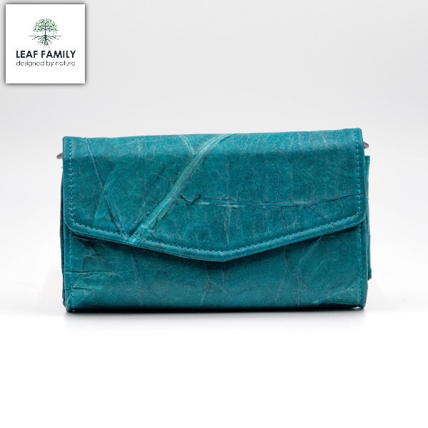 Vegane und nachhaltige Clutch mit spitz zulaufender Lasche aus Teakblättern